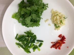 将大蒜辣椒香菜切成小粒