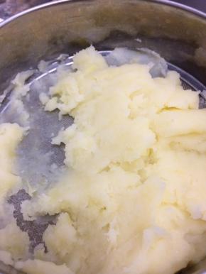 然后再过筛一下，使土豆泥更加细腻