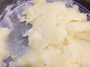 然后再过筛一下，使土豆泥更加细腻