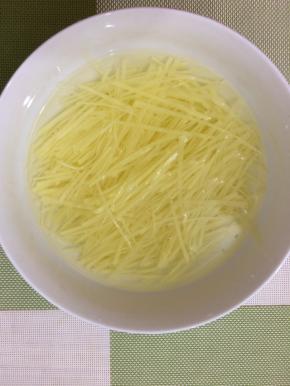 切好的土豆丝放入水中，多冲洗几次