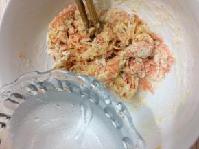 把胡萝卜丝和土豆丝放入面粉中，搅拌均匀，再加入适量的水