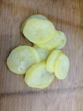 土豆上锅蒸熟