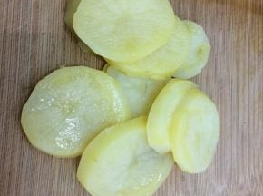 土豆上锅蒸熟