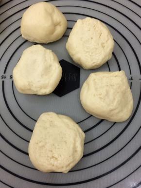 面团排气后，分成两圴等的小面团