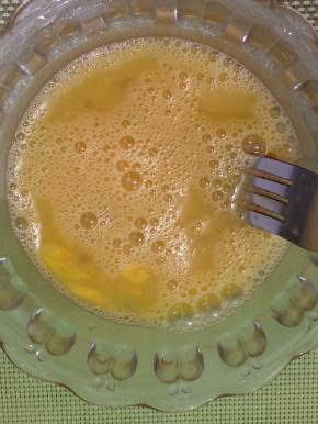 鸡蛋用叉子打散