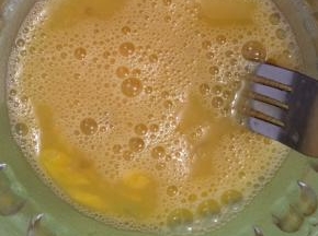 鸡蛋用叉子打散