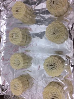 将做好的土豆月饼坯，放在烤盘中，在放入提前预热好的烤箱中，150度中层烤10分钟即可