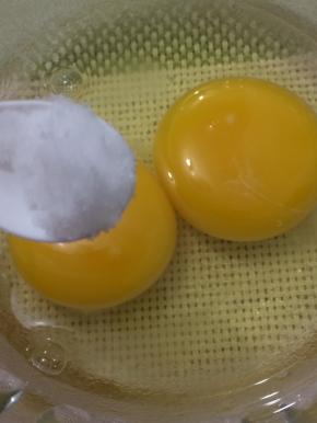 鸡蛋中加入盐