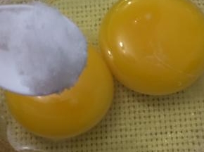 鸡蛋中加入盐