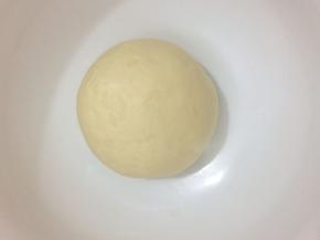 拿出放入碗中，盖上保鲜膜放在室温发酵三十分钟左右