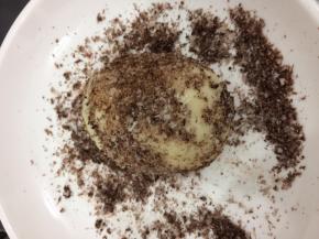 将做好的土豆坯放入，沾上一些可可椰蓉粉