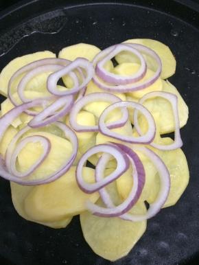 然后再将洋葱圈，放入土豆上面