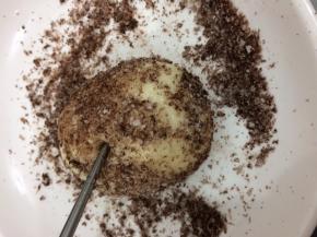 然后用筷子沾上一点油，在上面随意的扎几个洞