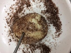然后用筷子沾上一点油，在上面随意的扎几个洞