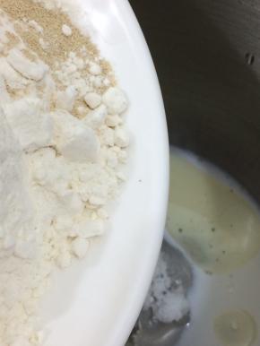 最后倒入面粉、盐和酵母用一档揉圴匀，在用二档揉出薄膜