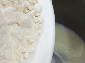 最后倒入面粉、盐和酵母用一档揉圴匀，在用二档揉出薄膜