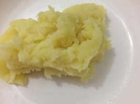 用勺子压成泥