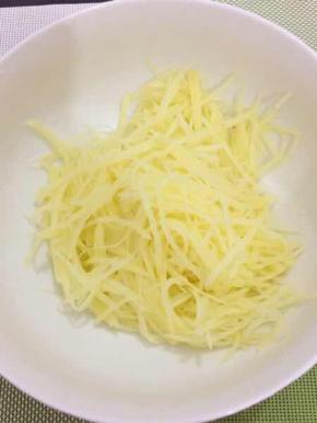 然后放入大碗中