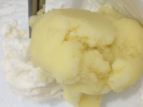 在将土豆泥放入淀粉面团中搅匀