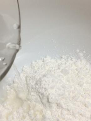 小麦淀粉中加入开水，搅拌均匀