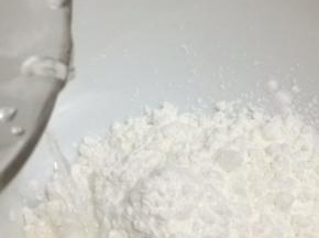 小麦淀粉中加入开水，搅拌均匀
