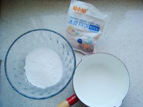 面粉与清水分别称好。