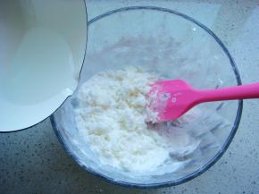 倒入面粉中，边倒边搅拌。