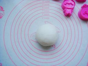 放在垫子上趁热揉成光滑的面团。