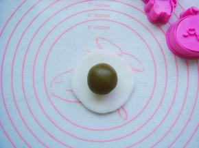 面团擀片状，放入馅料。