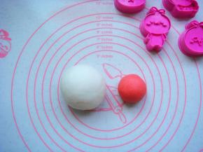 分出30克放入草莓果味粉，揉成粉红面团。