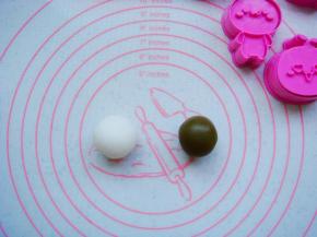 面团22克，抹茶莲蓉馅20克，团成小球。