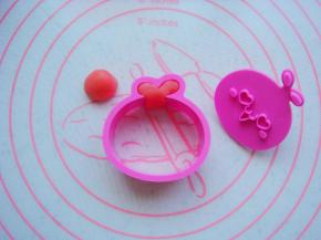 模具头部填入红色面团。