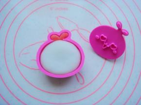 用手掌稍微按一下。