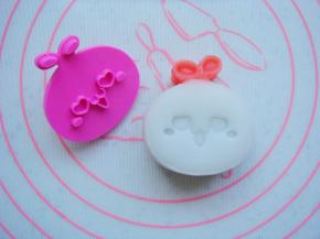 按紧模具推出瓶胚。