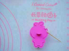 多余的边角可用竹签协助去掉。