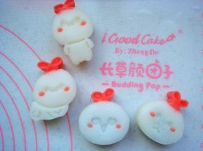依次做好，粉色面团揉小颗粒放入脸部做红脸蛋儿。