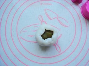 用虎口慢慢上推包起来。