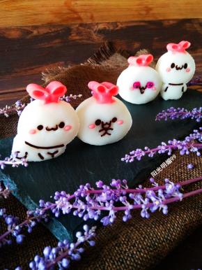 用融化的巧克力填充表情，画出眼睛嘴巴即可。