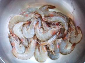 虾用竹签在第二节处扎进去挑出虾线。