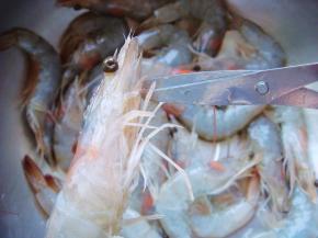 把长长的虾须剪掉，清洗干净。