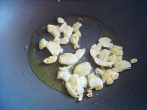 炒锅里倒入橄榄油，放入大蒜，煸炒出香味。（也可以用其他食用油）