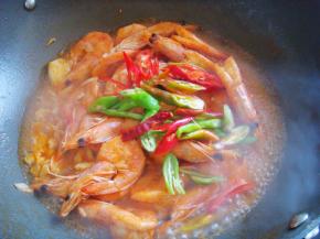 倒入青红椒翻炒几下，收汁即可出锅。