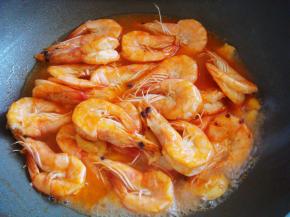 全部变红色后加入适量的温开水。