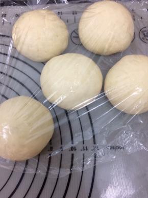 盖上保鲜膜饧五分钟