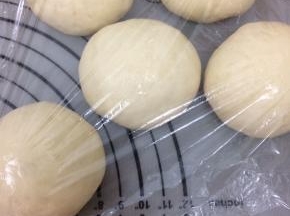 盖上保鲜膜饧五分钟