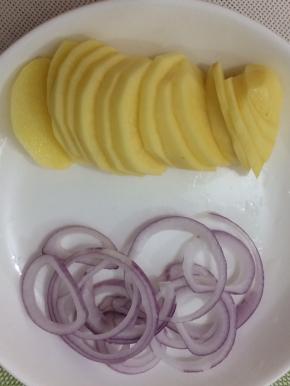 土豆洗干净，去皮切成片，洋葱切成丝