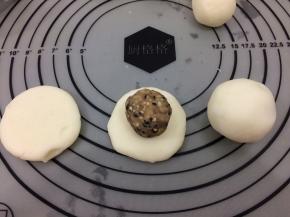 将土豆面团用手按成饼，然后将馅料放入中间，包好