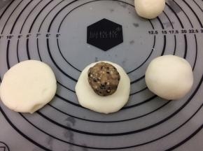 将土豆面团用手按成饼，然后将馅料放入中间，包好