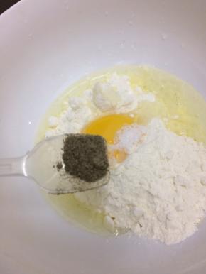 在加入五香粉，搅拌均匀