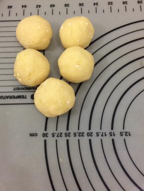 土豆泥中加入熟面粉揉成土豆小球